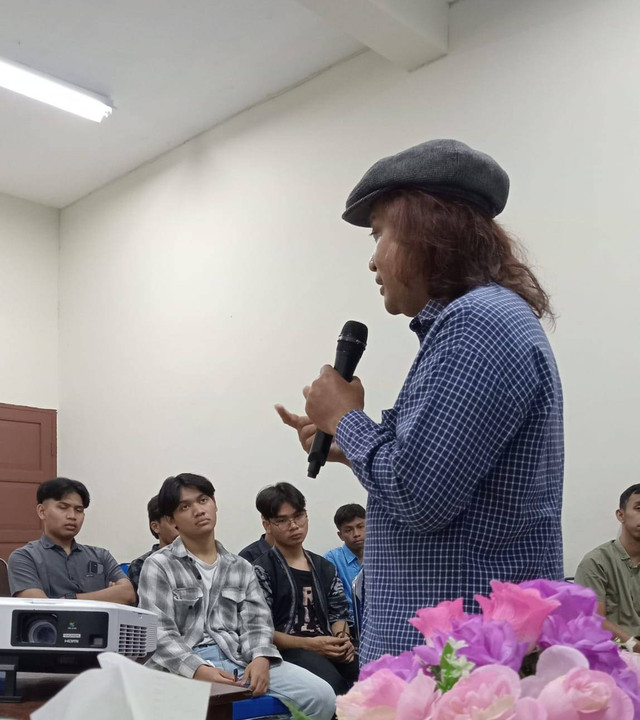 Sebagai dosen tamu, Dr. Fajar Junaedi, S.Sos, M.Si. menjelaskan prospek profesi komunikasi
