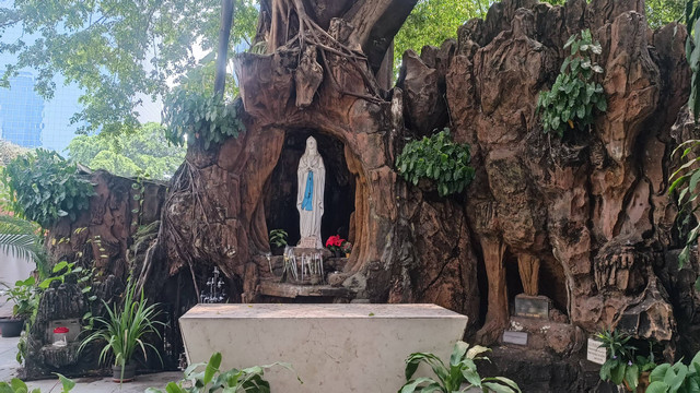 Gua Maria di Unika Atma Jaya yang pernah diberkati oleh Paus Yohanes Paulus II saat kunjungan ke Indonesia di 1989. Foto: Thomas Bosco/kumparan