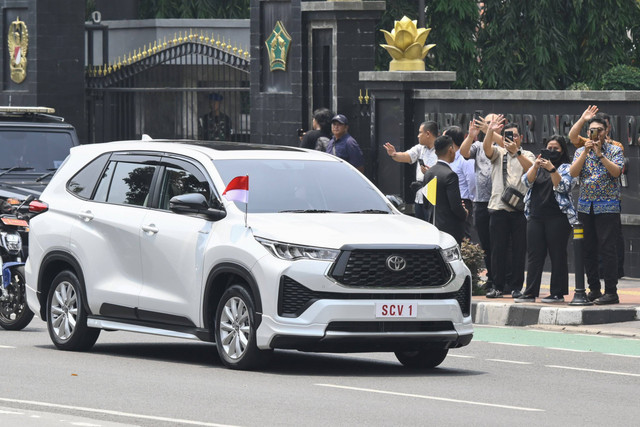 Warga menyambut Iring-iringan kendaraan yang membawa Paus Fransiskus di Jalan Medan Merdeka Timur sebelum memasuki kompleks Kedutaan Besar Vatikan di Jakarta, Selasa (3/9/2024). Foto: Sulthony Hasanuddin/ANTARA FOTO