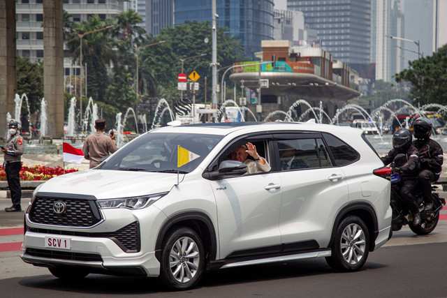 Paus Fransiskus melambaikan tangan saat melintasi kawasan Bundaran HI, Jakarta, Selasa (3/9/2024).  Foto: Dhemas Reviyanto/ANTARA FOTO