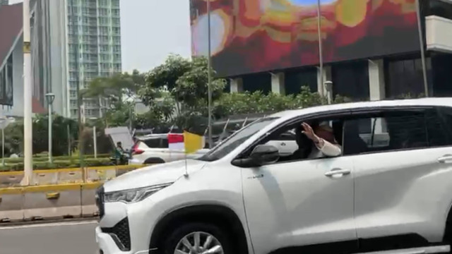 Paus Fransiskus melambaikan tangan saat melintas di Jalan Sudirman, Dukuh Atas Jakarta, Selasa (3/9/2024). Foto: Fransisca