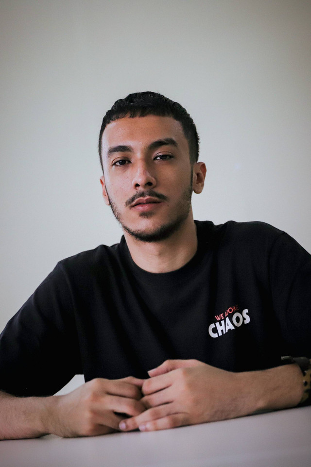 Penyanyi Aziz Hedra berpose untuk kumparan. Foto: Jamal Ramadhan/kumparan