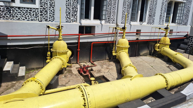 Pipa saluran yang mengalirkan air dari bendungan ke generator PLTA Bengkok, Bandung Jawa Barat. Foto: Argya D. Maheswara/Kumparan