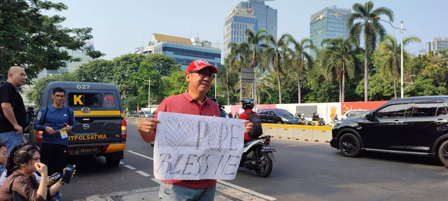 Antusiasme warga sapa Paus Fransiskus saat berangkat dari Kedubes Vatikan menuju Istana Negara. Foto: Rachmadi Rasyad/kumparan