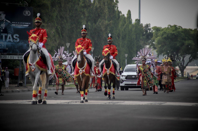 Paus Fransiskus melintasi Monas bersama pasukan kavaleri kuda dan marching band, Rabu (4/9). Foto: Jamal Ramadhan/kumparan