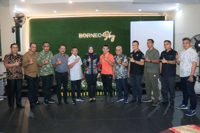 Kepala Dinas Kepemudaan Olahraga dan Pariwisata, Windy Prihastari bersama tim menembak Kalbar yang akan berangkat ke PON XXI. Foto: Dok. Adpim Pemprov Kalbar