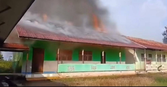 Kebakaran di SMPN 3 Sukadana. Kadisdik imbau sekolah-sekolah di KKU untuk waspada. Foto: Instagram @kayonginformasi
