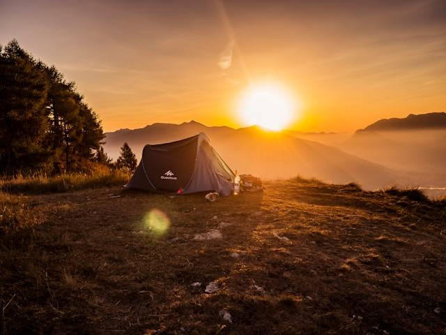 Tempat camping di Bogor view gunung, foto hanya ilustrasi, bukan tempat sebenarnya: Unsplash/Kevin Ianeselli