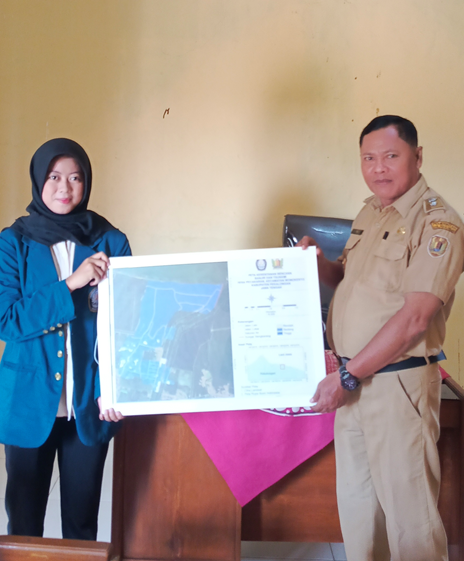 Penyerahan Peta kepada Kepala Desa Pecakaran