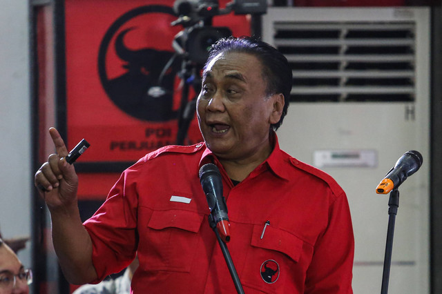 Ketua DPD PDIP Jawa Tengah Bambang Wuryanto menyampaikan pidato politiknya saat menghadiri Rapat Kerja Daerah Khusus (Rakerdasus) di Kantor DPD PDIP Jateng, Semarang, Jawa Tengah, Rabu (4/9/2024). Foto: Makna Zaezar/ANTARA FOTO