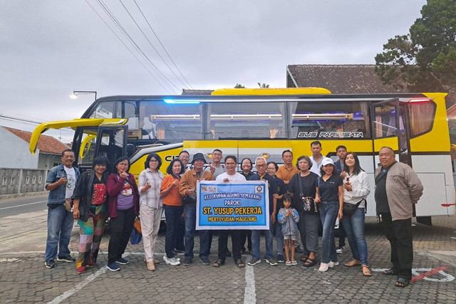 Rombongan umat Katolik dari Magelang menuju GBK hadiri misa Paus Fransiskus. Foto: Dok. Istimewa