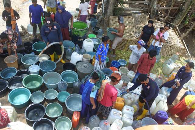 Petugas Badan Penanggulangan Bencana Daerah (BPBD) Situbondo mendistribusikan air bersih di Desa Selomukti, Mlandingan, Situbondo, Jawa Timur, Rabu (4/9/2024). Foto: Seno/ANTARA FOTO