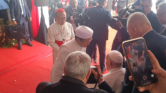 Paus Fransiskus disambut oleh Imam Besar Masjid Nazaruddin Umar dan Kardinal Ignasius Suharyo di Masjid Istiqlal,  Kamis (5/9/2024). Foto: Thomas Bosco/kumparan