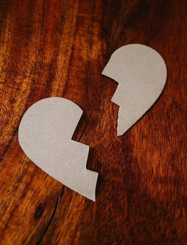 https://www.pexels.com/id-id/foto/cinta-kasih-rasa-sayang-sedih-6670068/