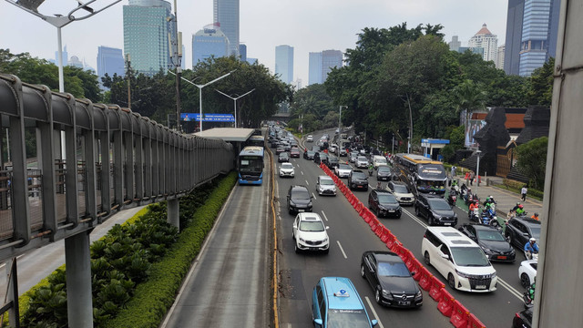 Kondisi arus lalu lintas Jalan Jenderal Sudirman, Jakarta Pusat, jelang misa akbar bersama Paus Fransiskus, Kamis (5/9/2024). Foto: Jonathan Devin/kumparan