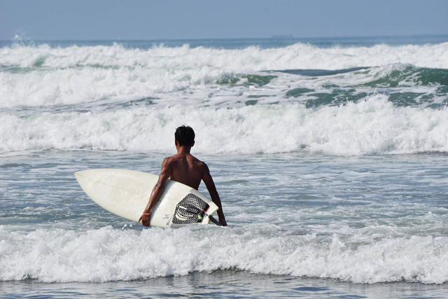 Surfing di Pantai Parangtritis. Foto: Shutterstock