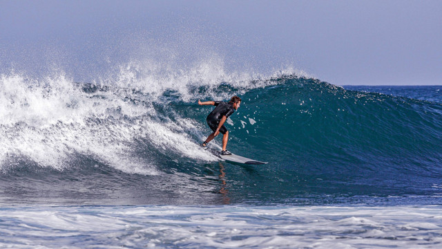 Surfing di Ujung Genteng. Foto: Shutterstock