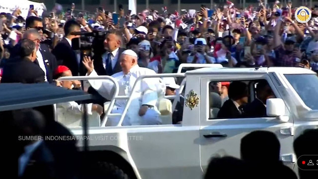 Paus Fransiskus menaiki pope mobile atau kendaraan Maung saat tiba untuk memimpin Misa Agung di Komplek Stadion Gelora Bung Karno, Jakarta, Kamis (5/9). Foto: Dok. Istimewa