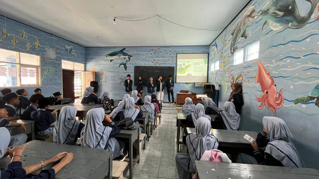 Kelompok 69 KKN FBD Jantra dalam kegiatan Jantra UB 69 Mengajar (Sumber: Dokumentasi Panitia)