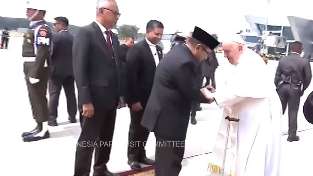 Pemimpin Takhta Suci Vatikan Paus Fransiskus berjabat tangan dengan Menteri Agama Yaqut Cholil Qoumas usai kunjungannya ke Indonesia saat tiba di Terminal VIP Bandara 3 Soekarno Hatta, Tangerang, Banten, Jumat (6/9/2024). Foto: Youtube/ Komsos KWI