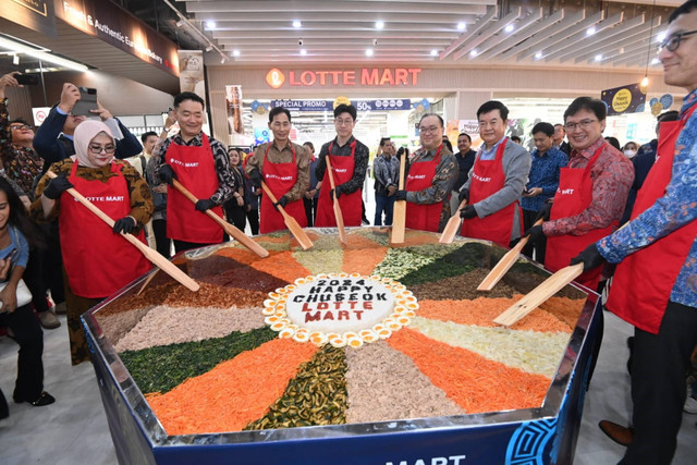 Korean Fair Happy Chuseok di Lotte Mart hadirkan beragam makanan, minuman, hingga produk dari Korea (5/9/24). Foto: Azalia Amadea/kumparan