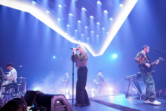Vocalis baru dari grup musik Linkin Park Emily Armstrong tampil di Los Angeles, Amerika Serikat, Kamis (5/9/2024). Foto: Jordan Strauss/AP Photo