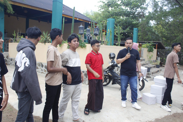 Pembagian hadiah kelompok terdisiplin dalam kegiatan Teambuilding. Sumberdokumenpribadi