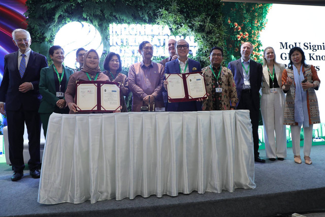 Penandatanganan Nota Kesepahaman (MoU) antara Pemerintah Indonesia yang diwakili oleh Deputi Bidang Koordinasi Pengelolaan Lingkungan dan Kehutanan Kemenko Marves, Nani Hendiarti dan President of United in Diversity, Tantowi Yahya. Foto: Dok: ISF