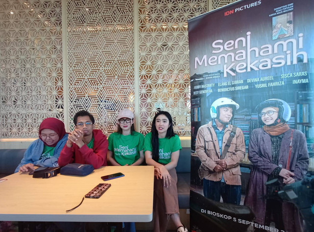 Agus Mulyadi (dua dari kiri), penulis buku Sebuah Seni Memahami Kekasih yang diangkat ke layar bioskop. Foto: Masruroh/Basra