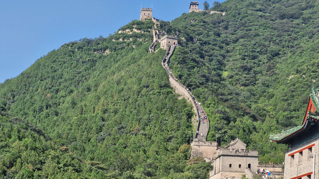 Sejumlah warga berkunjung di Tembok Besar China, Sabtu (7/9/2024). Foto: Nadia Jovita Injilia Riso/kumparan