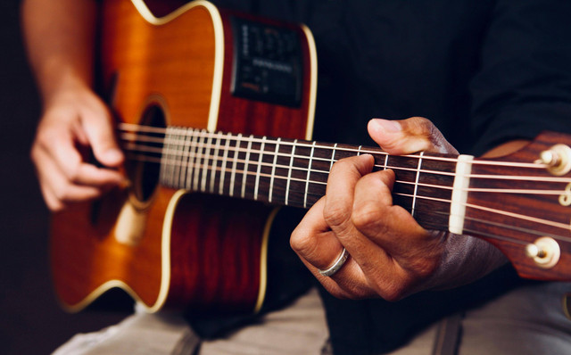 Ilustrasi Senar Gitar Akustik Bisa untuk Gitar Listrik, Foto: Pexels/Brent Keane