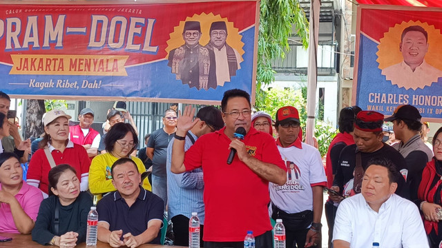 Bakal Calon Wakil Gubernur Jakarta Rano Karno menyampaikan paparannya saat berdialog bersama warga di Kalideres, Jakarta, Sabtu (7/9/2024).  Foto: Thomas Bosco/kumparan