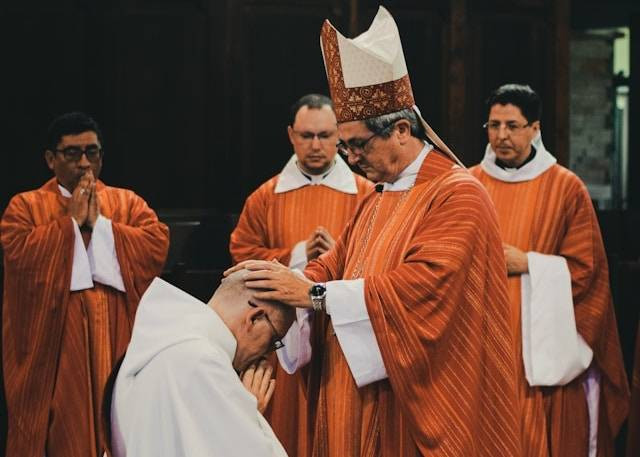 Ilustrasi apa itu kardinal dalam gereja Katolik. Foto: Unsplash/Mateus Campos Felipe