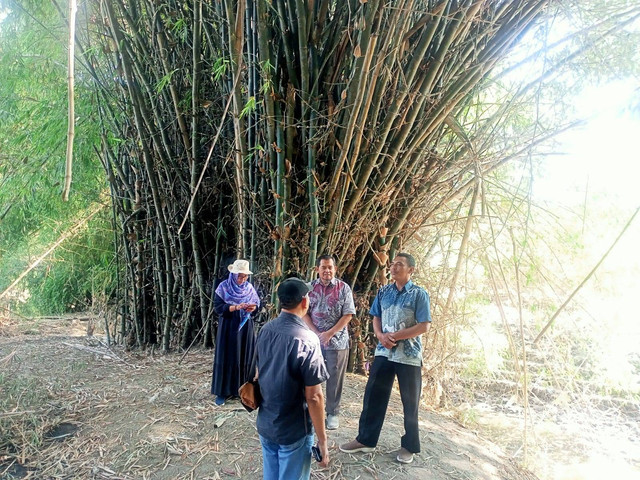 Tim pendamping dan pelaksana Kosabangsa bersama Kades Jeruk Gulung Kabupaten Madiun meninjau lokasi banjir