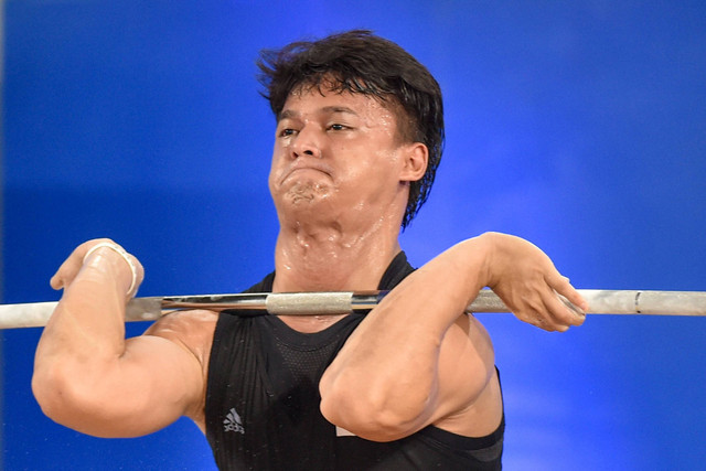 Lifter Banten Rizki Juniansyah melakukan angkatan clean and jerk saat angkat besi kelas 89 kilogram putra PON XXI Aceh-Sumut 2024 di GOR Seuramoe Angkat Besi Harapan Bangsa, Banda Aceh, Aceh, Sabtu (7/9/2024). Foto: Budi Chandra Setya/ANTARA FOTO