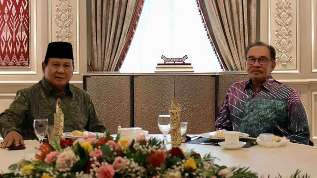 Menteri Pertahanan RI sekaligus presiden terpilih 2024-2029 Prabowo Subianto menemui Perdana Menteri Malaysia Anwar Ibrahim, di Malaysia, Sabtu (7/9). Foto: Dok. Istimewa