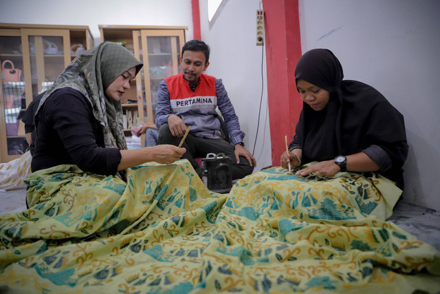 Community Development Officer Pertamina melihat langsung proses menggambar batik di Lapas Perempuan kelas IIB Jambi, Jumat (6/9/2024. Foto: Jamal Ramadhan/kumparan
