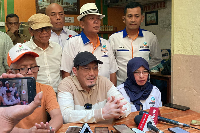 Bakal Calon Wakil Gubernur Jakarta, Suswono, menjawab pertanyaan wartawan, di Pasar Kramat Jati, Jakarta Timur, Minggu (8/9/2024). Foto: Alya Zahra/Kumparan