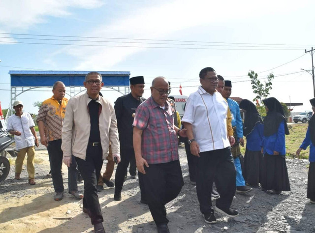 Gubernur Kalbar periode 2018-2023, Sutarmidji mendampingi kunjungan tokoh nasional asal Kalbar, Oesman Sapta Odang (OSO) ke Kabupaten Sambas 2023 lalu. Foto: Dok. Istimewa