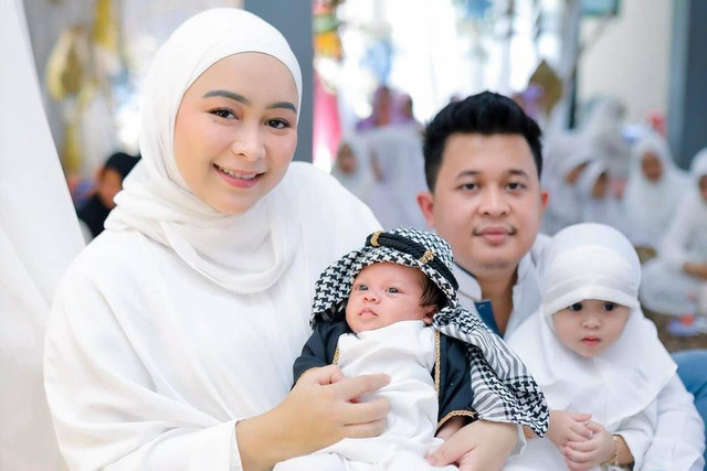 Adik Ayu Ting Ting bersama anak keduanya. Foto: Instagram/@syifaasyifaaa