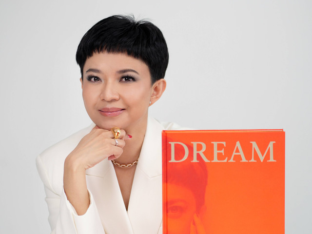 Interior Designer Yuni Jie bersama buku terbarunya, 'Dream'. Foto: Tim Muara Bagdja