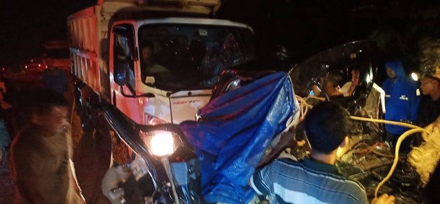 Kondisi 2 kendaraan yang alami tabrakan di Sandai. Foto: Dol. Polres Ketapang