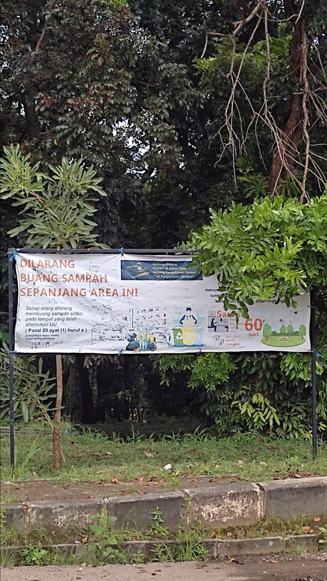 Gambar olahan penulis di Jatiluhur (29/03/2023) Peringatan Lingkungan terkait larangan buang sampah sembarangan
