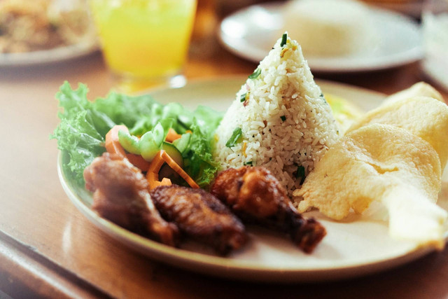 Saung Cibingbin Sumedang.Foto hanya ilustrasi bukan tempat sebenarnya. Sumber foto: Unsplash/Bayu Syaits