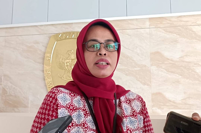 Ketua KPU Jabar Ummi Wahyuni saat ditemui di kantor KPU Jabar, Jalan Garut, Kota Bandung, Senin (9/9/2024). Foto: Robby Bouceu/kumparan