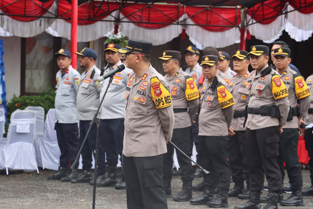 Kapolres Sambas, AKBP Sugiyatmo, memimpin apel persiapan pengamanan pelantikan Anggota DPRD Kabupaten Sambas. Foto: Dok. Polres Sambas