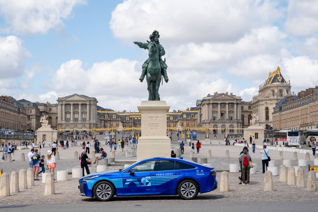 Mobil hidrogen (FCEV) Toyota Mirai di Kota Paris. Foto: Toyota