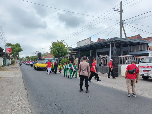 Polsek Kalidawir Lakukan Pengamanan dan Pengawalan Kegiatan Jalan Sehat