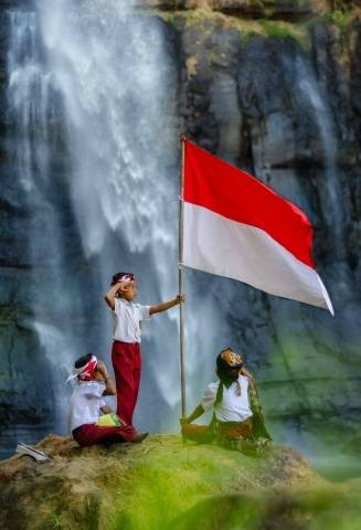 generasi muda yang mencintai bendera Indonesia, foto pexels.com