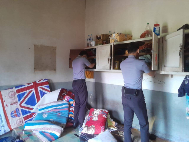 Petugas Rutan Kelas IIB Landak saat memeriksa kamar penghuni rutan. Foto: Dok. Rutan Kelas IIB Landak